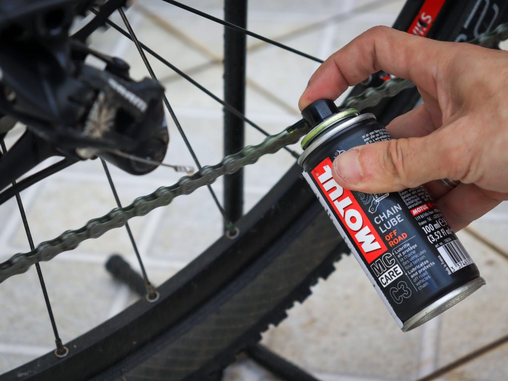 Fazer a lubrificação da corrente da bicicleta é fundamental para prolongar a vida útil.