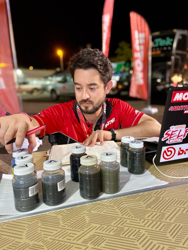 Rafael Récio com amostras de óleo para análise
