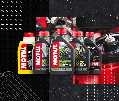 Conheça os produtos da Motul ideais para a sua scooter O aumento do congestionamento das grandes cidades na última década e o recente aumento no preço do combustível, aumentou a busca dos motoristas por outros meios de transporte que oferecessem boa mobilidade, fazendo com que as pessoas migrassem dos carros para as motocicletas. Nesse processo, as motos urbanas de baixa cilindradas se tornaram o alvo dessa transição por serem veículos leves, econômicos e com baixo valor agregado. E nesse estilo de motocicleta, uma em especial, teve grande destaque, registrando um crescimento vertiginoso no número de emplacamentos: as scooter. . Além dos benefícios citados acima, essas motocicletas ainda oferecem proteção para as pernas em caso de frio, chuva leve e, em alguns casos, para o peito do motociclista ao utilizar uma bolha alta, bagageiro com grande volume para armazenar, por exemplo, uma mochila, capacete, capa de chuva, entre outros objetos, e conta com uma transmissão por CVT que não demanda do acionamento dore manete de embreagem, tornando o veículo automático. Por conter a transmissão diferente da convencional, por corrente, as scooters requerem uma manutenção distinta e que permite o uso de produtos específicos para essa linha. Neste texto, apresentamos os produtos Motul recomendados para scooters. Óleo do motor O objetivo dessa motocicleta é ser um meio de transporte prático e com alta mobilidade. Por isso, elas possuem sistema de transmissão por CVT e sem o uso do manete de embreagem. E o que isto impacta no óleo do motor? Antes de responder a essa perguntar, precisamos rever o conceito da norma JASO T903. A norma JASO (Japanese Automotive Standards Organization) T903 analisa o nível de fricção do óleo lubrificante voltado a classificá-los de acordo com o nível de performance fornecida a embreagem. Atualmente, três parâmetros são observados: arrancada; controle a patinação e transferência de torque. E as classificações se divide em alta fricção (MA2), média-alta fricção (MA1) e baixa fricção (MB). Motocicletas comuns utilizam o óleo do motor para lubrificar não apenas os pistões, os cilindros e cabeçotes, mas, também, a transmissão e a embreagem. No caso das scooters, o lubrificante circula apenas pelo motor, sem entrar em contato com a transmissão Com isso, o óleo do motor não precisa possuir alta fricção para controle da embreagem, pois ela já é equipada com o sistema de embreagem automática centrífuga a seco. O Scooter Expert MB 10W-40 possui homologações API SM e JASO MB. Este é um produto que supera as exigências de lubrificantes das montadoras Yamaha, Suzuki, Kymco, Dafra e Shineray. Por conter a classificação JASO MB, este produto proporciona mais economia de combustível quando comparado a um lubrificante JASO MA (MA1 ou MA2) e pode ser aplicado em qualquer scooter que utilize a viscosidade 10W-40 e possua o sistema de embreagem a seco. Além do lubrificante específico para scooters, a Motul possui mais duas linhas que são compatíveis com essas motocicletas e que, da mesma forma, superam as recomendações das fábricas. • Linha 5100: com homologação API SM e JASO MA2, nas viscosidades 10W-30, recomendado para motocicletas Honda, e 10W-40 para as demais marcas citadas acima, • Linha 5000: com homologação API SL e JASO MA2, nas viscosidades 10W-30 e 10W-40. A norma API SM exige, em relação a API SL, um maior nível de resistência a formação de depósitos e ao aumento da viscosidade em decorrência da oxidação. Transmissão , Por conta do sistema de transmissão diferenciado das scooter, composto por polias e correia (diferentemente da maioria das motocicletas, que utilizam o conjunto coroa, corrente e pinhão), é importante utilizar um produto específico para esta aplicação. Para isso, a Motul recomenda o Motylgear 75W-90 e o HD 80W-90, que superam as recomendações exigidas pelas montadoras. Em alguns casos específicos é necessário utilizar um produto mais viscoso, como o HD 85W-140 Líquido de arrefecimento Por ser um motor que fica enclausurado embaixo do banco do piloto, os motores das scooters possuem menor refrigeração por ar, quando comparado a outras motos urbanas e somente o radiador de óleo não é suficiente para reduzir a temperatura. Por isso, estas motocicletas utilizam refrigeração a água para garantir o bom controle da temperatura do motor, mesmo em cenários urbanos e a deslocamentos em baixas velocidades. O Motocool Expert é o produto adequado para estas aplicações por conter o MEG (monoetilenoglicol), responsável por diminuir a temperatura de congelamento da água, elevar a de ebulição, e a aditivação híbrida, com ácidos orgânicos e inorgânicos, responsável por inibir a corrosão das galerias de refrigeração do motor. Fluído de freio Sabe-se que o fluído de freio é um item de segurança que deve ser revisado a cada 2 anos, ou quando necessário. Mesmo as scooters se deslocando a baixas velocidades, quando comparado a motos maiores, seus freios são bastante exigidos devido ao fato de não poder utilizar o freio motor durante as reduções. As montadoras recomendam a utilização de um fluído de freio DOT 4 e o Motul DOT 3&4 atende a todos os requisitos. No entanto, se a moto é utilizada para viagens, ou costuma transportar o piloto junto ao passageiro, nossa indicação de expert é utilizar o Motul DOT 5.1 para garantir maior temperatura de ebulição, mesmo quando o fluído se apresentar contaminado por água. Fluído da suspensão Outro fluído de segurança que necessita ser revisado periodicamente é o óleo da suspensão. Além de proporcionar maior conforto ao condutor, este fluído, quando novo e conforme as especificações do fabricante, assegura o máximo de contato do pneu com o solo. A linha Fork Oil Expert conta com as viscosidades 10W e 15W, que são as mais utilizadas nesse tipo de suspensão. Manutenção e cuidado Depois de revisar todos os componentes mecânicos da motocicleta, nada como dar aquele trato na limpeza. Para isso, a Motul possui três produtos que garantirão o perfeito estado de brilho da motocicleta. • E1 Wash & Wax: recomendado para realizar a limpeza a seco das carenagens e bolha. Sua fórmula contém silicone que deixará uma leve camada protetora e dará brilho a peça. • E5 Shine & Go: ideal para dar ainda mais brilho à sua scooter. Destinado a aplicações de acabamento, o produto deposita uma camada ainda mais protetora contra raios UV. • E7 Insect Remover: ideal para limpeza localizada e para remover material orgânico, como resíduos de árvores, frutas ou fezes de pássaros. Sua formulação é capaz de dissolver a sujeira sem utilizar água ou esfregar. Basta borrifar o produto no local, aguardar dois minutos e passar um pano limpo para retirar o Insect Remover junto a sujeira dissolvida. Gostou da nossa recomendação e não sabe qual o produto ideal ou volume a ser utilizado em sua scooter. Acesse o nosso Guia de Aplicação ou baixe o aplicativo Motul Expert.