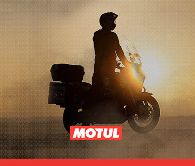 Imagem de uma pessoa em uma moto em uma estrada que fez o checklist para viajar de moto no fim de ano