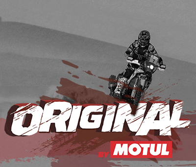 Foto de um piloto em sua moto disputando a Original by Motul, categoria exclusiva da Motul no Rally Dakar