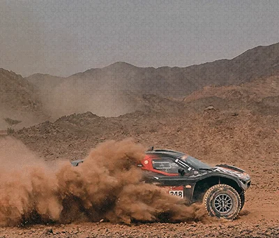 Foto de um carro realizando uma prova off-road no Rally Dakar com a frase: saiba tudo sobre o Rally Dakar 2023
